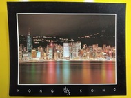 此景不再! 80年代尾香港島由九龍尖沙咀遠眺扯旗山晚上美麗 Victoria Harbour 維多利亞港景色明信片。明信片是中英文， 彩色粉紙光面印刷香港風景照片,  當中 Central Plaza