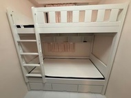 白色雙層床