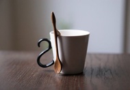 掛在杯子上的木製攪拌器，小，柚木