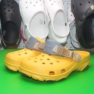 5慧Crocs ของแท้ 100% รองเท้าแตะ สีดํา สีฟ้า สีแดง สไตล์คลาสสิก สําหรับเล่นกีฬา 206340