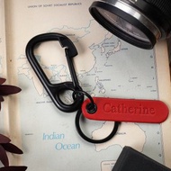 黑色登山扣按扣 帶有個性化名稱標籤-紅色 鑰匙扣登山扣