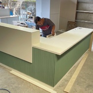 meja lemari resepsionis kasir bahan blokboard melamin finishing duco letter L