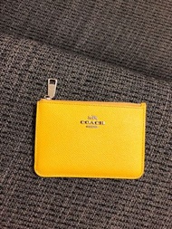 美國【COACH】芥黃色經典馬車logo防刮皮革短夾