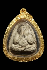 พระปิดตาผงพรายกุมารฝังพลอยพิมพ์ใหญ่ หลังยันต์ห้า หลวงปู่ทิม วัดระหารไร่ ปี 2517 เนื้อสีขาวหลังพลอยทั