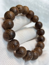 星洲汶萊軟絲黃奇楠沉香手串～蜜暖 涼透 乳果＋藥底 四重層次、似有若無。 香氣漸入醇境，乳香裏杏仁甘潤層層綻放，尾調隱現藥香沉穩底蘊，較普通沉香，其香韻爆發雖緩，然穿透力綿長數時不散。