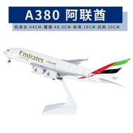 เครื่องบินจำลองแอร์บัส A380เอมิเรตส์พร้อมไฟอุปกรณ์ลงจอดโมเดลจรวดโดยสารชุดจัดแสดงเครื่องบินสะสม