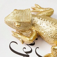 Tượng ve'sầu dát vàng trên tường với'sậy khô và tượng tắc kè chân thành - Đồ trang trí côn trùng và