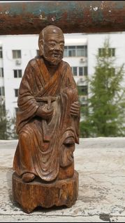 清代黃楊木雕羅漢像，高23.5厘米，雕刻非常生動，表面風化比較嚴重，從底部看有老
