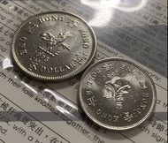 t 08香港壹圓 [1975+1980年 大小一元 共2個]【t058極美品相--強車輪轉光】【英女王 伊利沙伯二世】 香港舊版錢幣・硬幣 $65(t08)