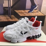 訂購LINE：mei896  TT130AQAIR ZM STTIRIDON CG 2  復古新款以復古鞋款 Air Zoom Spiridon Caged 為藍本打造，煥新打造AQ年款設計。全掌泡棉中底，后跟搭載籠式 Zoom Air 緩震配置，締造輕盈邁步體驗的同時外觀不失時尚。外底則采用耐穿橡膠貼片，為足部提供有效防護保障  貨號：CJ9918-001 SIZE：36-45