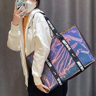 [出清] NIKE JUST DO IT 霓彩 雷射 防水肩背包 托特包 附零錢包 BG016-4K6A