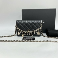Chanel/香奈兒徽章限量款黑色woc鏈條包 31開