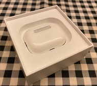 新款 2022 Apple AirPods Pro 2 充電盒 行貨 95%新 只是充電盒面有使用痕跡 內部新淨 電量和操作全正常 全套有盒齊說明書 合完美主義者 註：只得充電盒沒有耳機