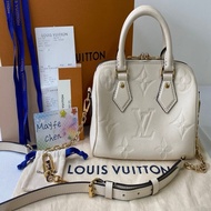 LV M58954 奶白色壓紋波士頓包