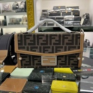 東區正精品㊣FENDI soft trunk Baguette 7VA565 全新老花帆布奶茶色皮革銀釦翻蓋肩背包法棍包斜背包 RZ6008