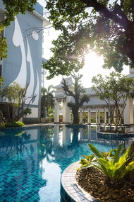 中天海灘灣岸度假村 (Bay Beach Resort Jomtien)