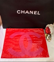 Chanel vip禮(限量大雙C編織壓紋）防水*資料袋*化妝包🙋收藏品；亮眼、超輕薄，可自加長鍊！