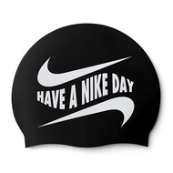 NIKE 成人矽膠泳帽 HAVE A NIKE DAY 泳帽 低過敏 高彈性 防水泳帽 NESSD122/ 001 黑x文字