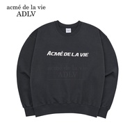 Acme de la vie | เสื้อสเวตเตอร์คอกลมพิมพ์ลาย ADLV ทรงหลวมแขนยาวสำหรับผู้ชายและผู้หญิง ทรงหลวม ลำลอง