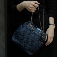 ✨Chanel 深藍色牛仔 金扣雙C吊飾水桶包 時髦 街拍神器💙