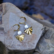 ||琴音||天然石紋白松石/黃銅三角扇形造型耳環/可改夾式