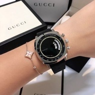 代購GUCCI古馳手錶 新款GRIP系列YUAND男女手錶 時尚金屬錶盤中性腕錶 石英錶 潮流帥氣時尚休閒情侶手錶