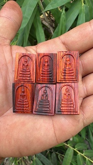 พระสมเด็จขนาดเล็กแกะจากไม้พยุJ ขนาดกำลังสวย 1.5x2.2 c.m