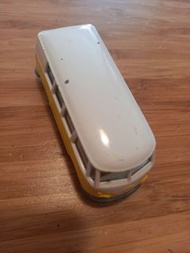 這是 Majorette 生產的 Volkswagen Bus T1 黃白配色模型車。

此模型車採用金屬材質，比例約為 1:59。

類似款式在二手市場上被稱為經典的 "Bulli" 車。