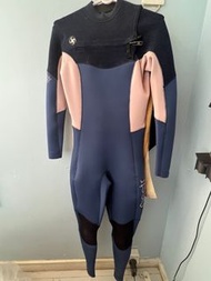 只穿過一次 Wetsuit 防寒衣 滑水滑浪潛水適合 女裝US size8