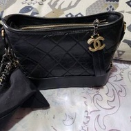 CHANEL  gabrielle 牛皮肩背袋黑色 98%新...