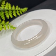 精品 淺煙灰色瑪瑙手鐲 51MM 冰潤起光龍鱗紋玉髓手環 吉祥如意