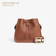 COCCINELLE กระเป๋าทรงถังผู้หญิง รุ่น RAQUEL BUCKET BAG 230201 สี COGNAC/NOIR