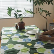 讓家裏變得跳躍又安靜的舒心綠色幸運小花點綴餐桌布
