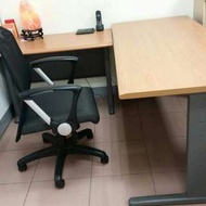 L型辦公桌，桌長150公分深70公分，側桌90*45公分