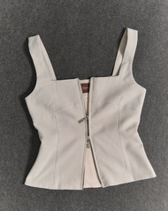 OUT OF ROUTINE - BLAIR TOP เสื้อแขนกุดคอเหลี่ยมกว้าง ซิปรูดขึ้นลงได้ 2 ทาง