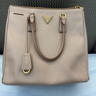 Prada 殺手包 奶茶色（大號）-降價