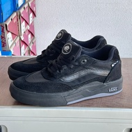 Kasut papan kasual Vans Wayvee berwarna kelabu muda, gaya potongan rendah.