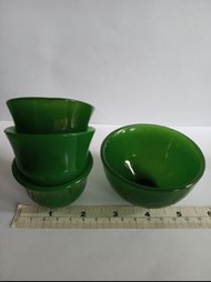 一手三隻2寸中國玉杯加一隻三吋玉碗，共售200元，其中兩隻玉杯又小凹位。
