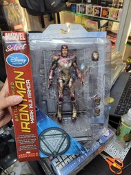 Diamond Select Toys 推出、Disney Store 迪士尼商店限定的 Marvel Select《鋼鐵人3》戰損版馬克42號（Battle Damaged Iron Man Mar