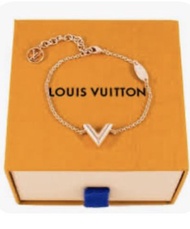 LV  手鍊 Essential V Supple Bracelet （附完整盒子與提袋） #24女王節