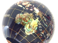 天然寶石地球儀 筆座 卡片座。 地球儀有不同種類天然寶石, 打造光滑柔和, 手工精美。 全套非常華麗, 穏重。 地球儀直徑 約4吋，底坐闊 約11吋，底坐連地球 高度約 7.5吋。吊鐘已停止運行, 只