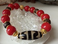 西藏火供紅花雙虎牙（內藏隱形渡母）。紅瑪瑙、沉香手鍊