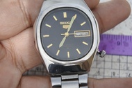 นาฬิกา Vintage มือสองญี่ปุ่น Seiko 5 Five ระบบ 6319 7110 Automatic Day Date ผู้ชาย ทรงสี่เหลี่ยม TV หน้าดำ หน้าปัด 35มม. สายสแตนเลสเสียต้องล้างเครื่อง ขายตามสภาพ