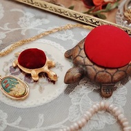 老西洋紅絲絨鎏金小烏龜/義大利製紅絲綢黃銅大烏龜(針插)