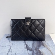 Chanel 黑銀釦魚子醬中夾