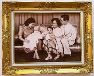 กรอบรูปหลุยส์ครอบครัวในหลวงรัชกาลที่ 9 กรอบรูปขนาด 21x26 นิ้ว ภาพมงคล เสริมฮวงจุ้ย ตกแต่งบ้าน ของขวัญ ของที่ระลึก