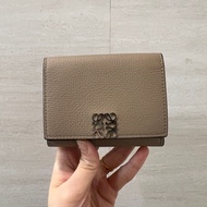 Loewe 沙色牛皮銀釦三折短夾