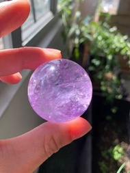 A407*高質薰衣草紫水晶球連透明膠座