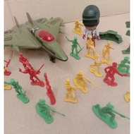 ONE SET OF MINIATURE ARMY TOYS WAR ARMY TOYS