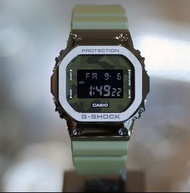 CASIO卡西歐G-SHOCK (黑金屬質感不鏽鋼)搭配綠色樹脂錶帶 經典的方型 GM-5600B-3
